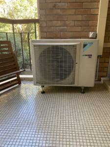 Daikin outdoor unit mounted on rubber feets.